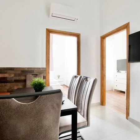 Premium Apartment By Hi5 - Central 3 Bedroom Budapest Exterior photo