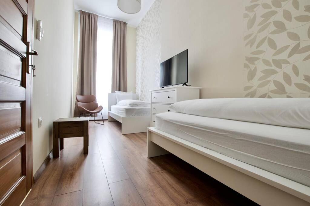 Premium Apartment By Hi5 - Central 3 Bedroom Budapest Exterior photo